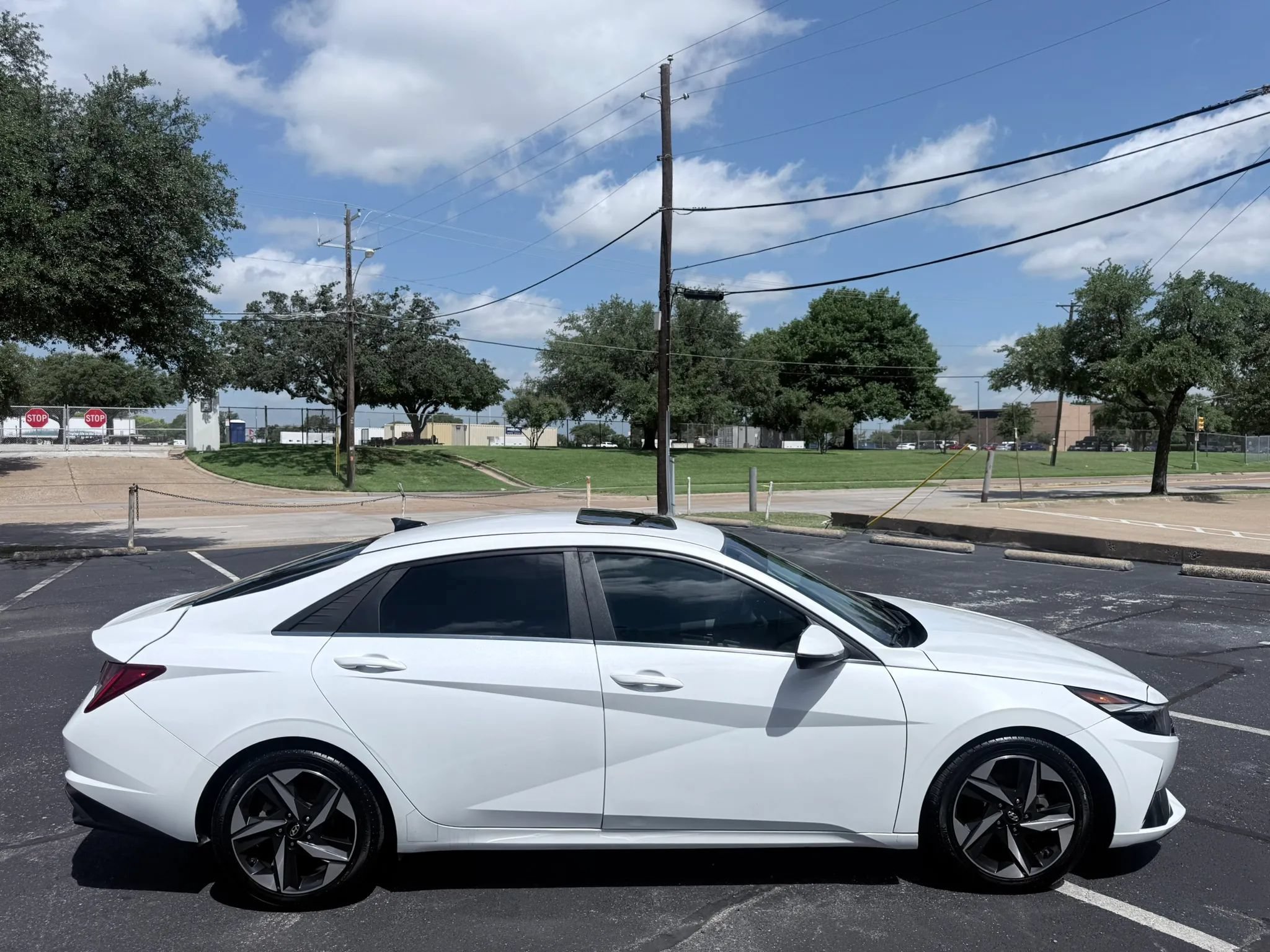 Used 2021 Hyundai Elantra Limited w/ Cargo Package FWD image 8