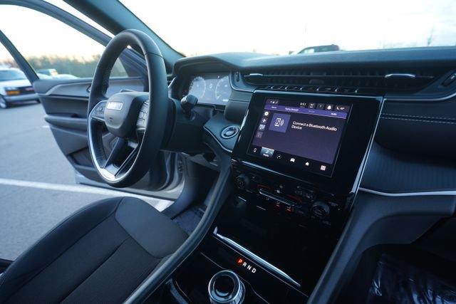 Used 2025 Jeep Grand Cherokee Laredo w/ Luxury Tech Group I image 32