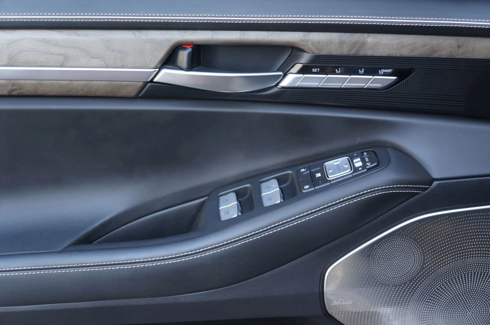 Used 2020 Genesis G90 3.3T Premium image 27