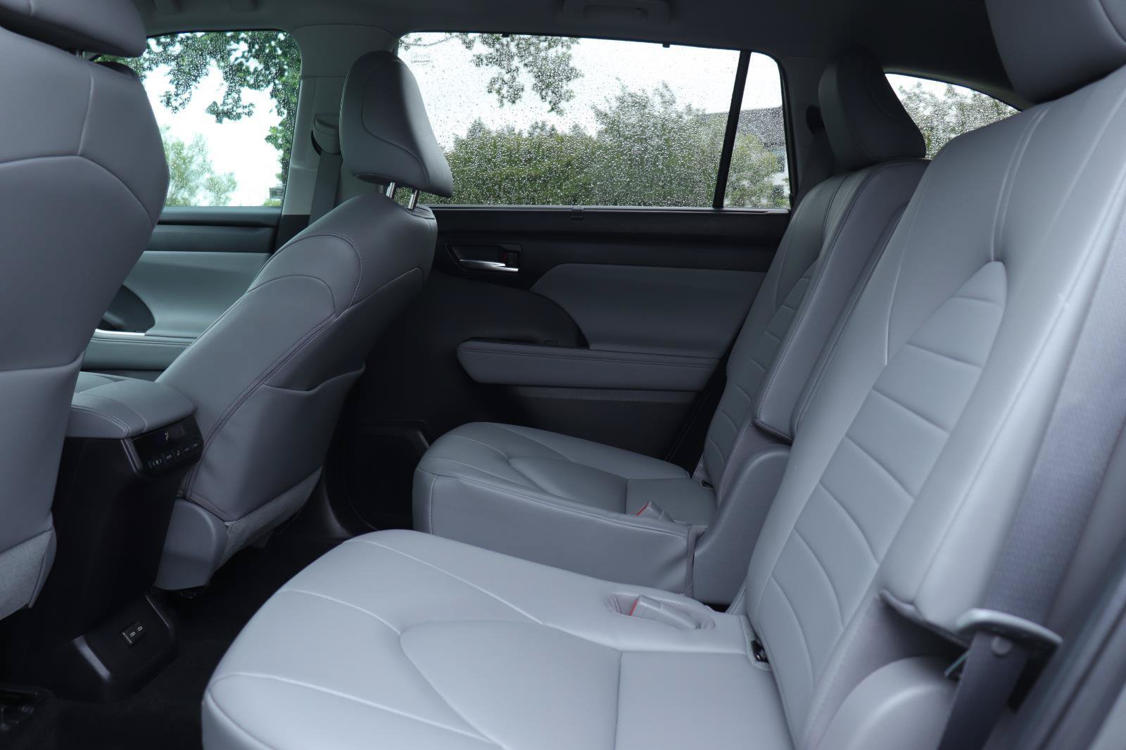 Used 2023 Toyota Highlander XLE FWD image 12