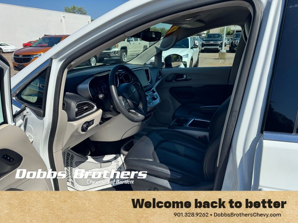 Used 2023 Chrysler Pacifica Touring-L image 9