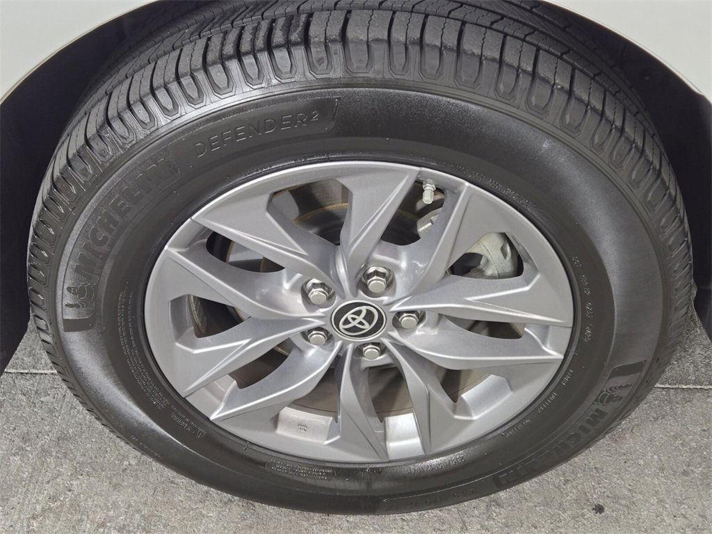 Used 2022 Toyota Sienna XLE image 13