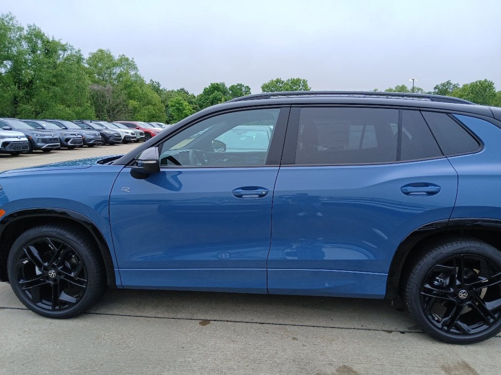 New 2026 Volkswagen Tiguan SE R-Line FWD image 2