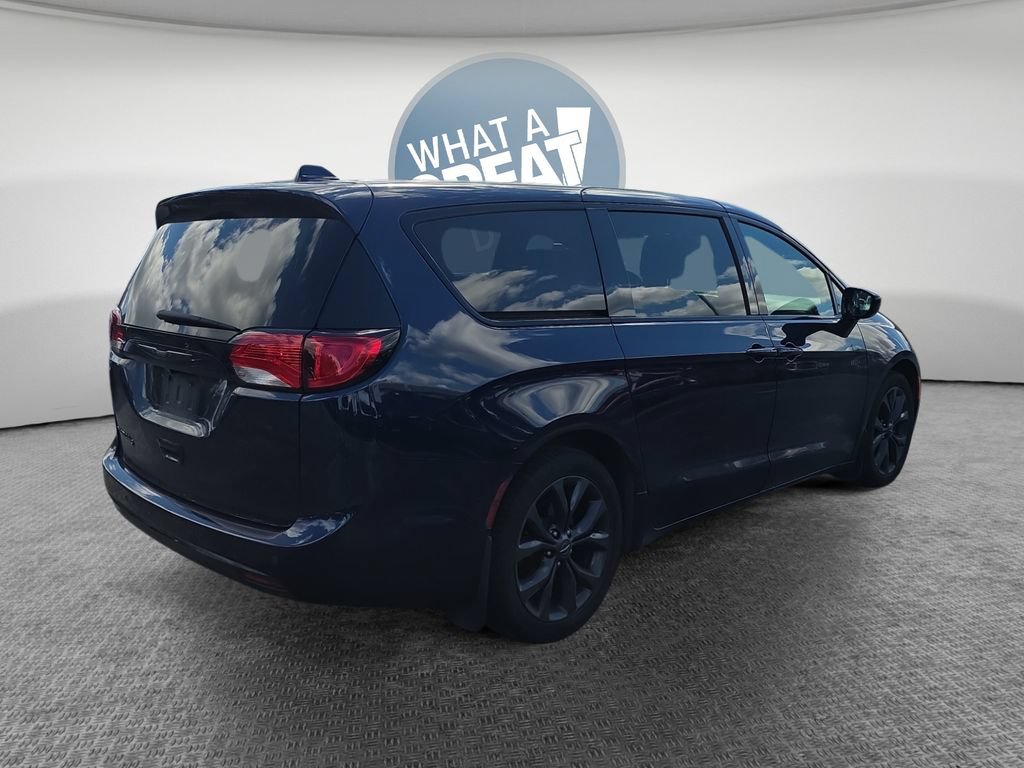 Used 2020 Chrysler Pacifica Touring w/ S Appearance Package FWD image 3