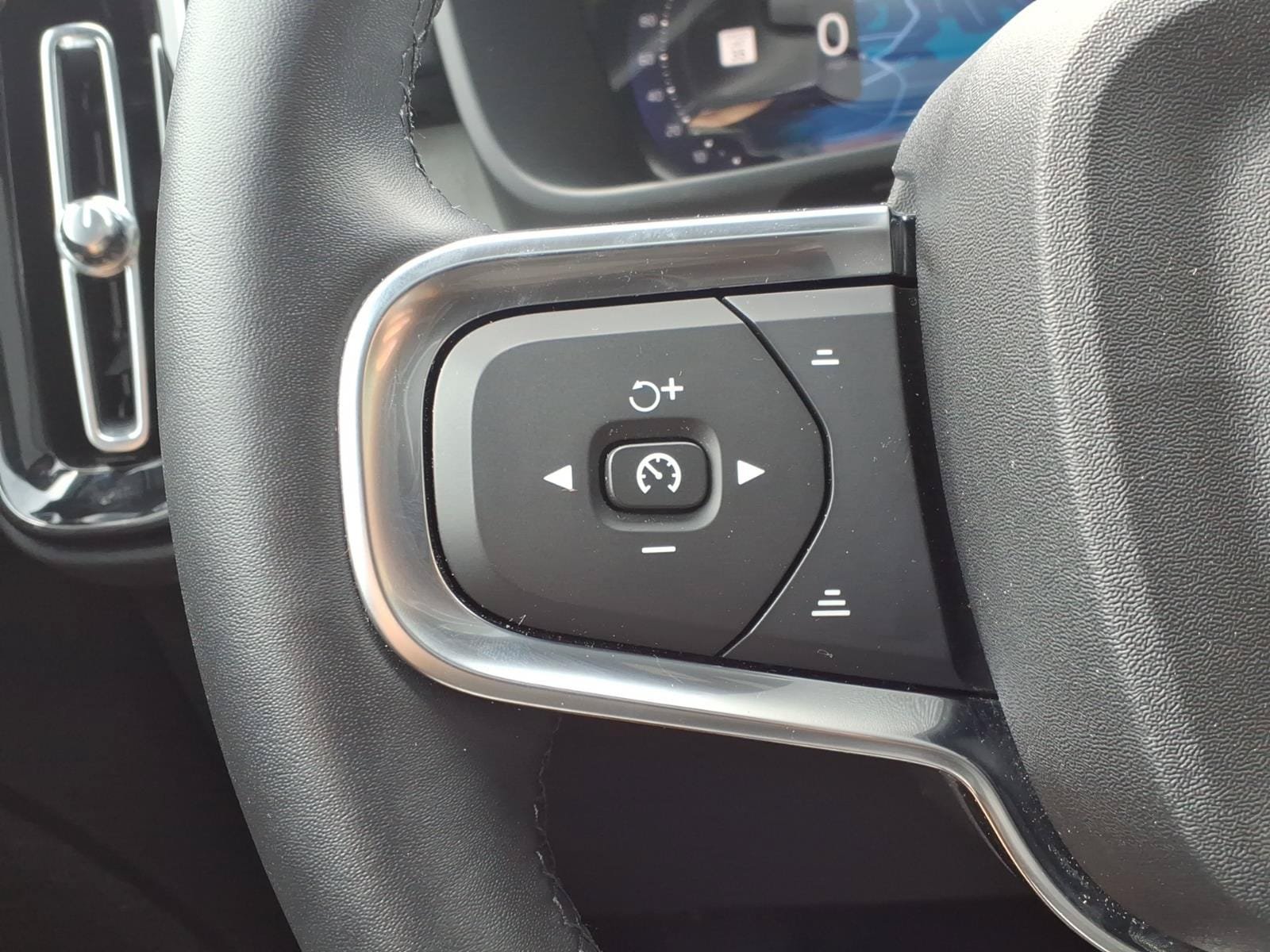Certified 2025 Volvo EX40 Ultra AWD/4WD image 30