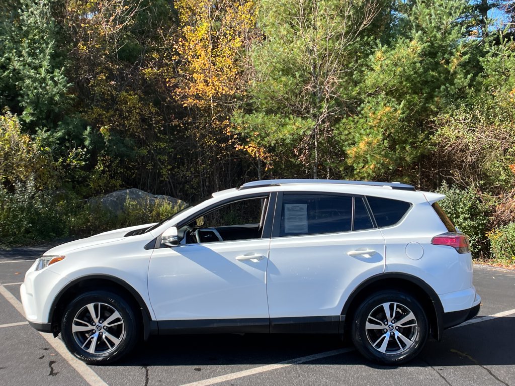 Used 2018 Toyota RAV4 XLE AWD/4WD image 2