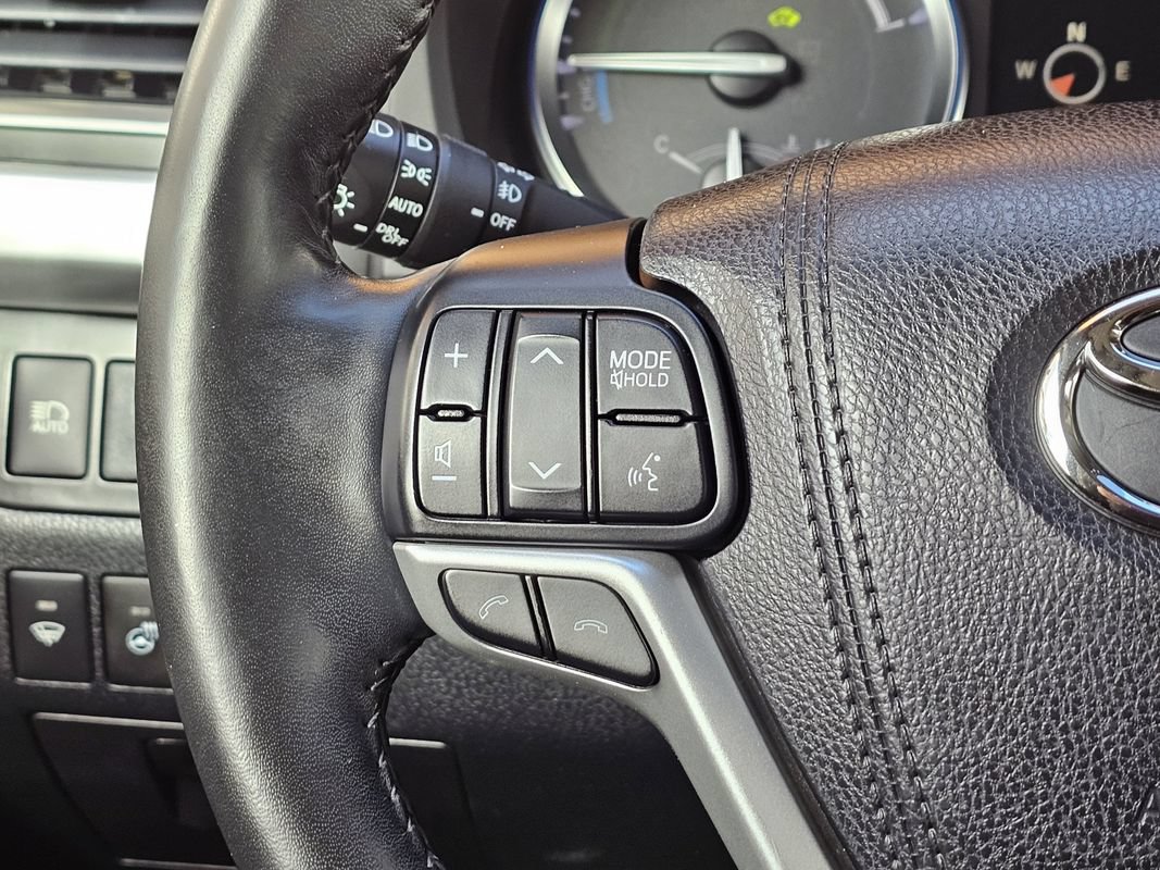 Used 2018 Toyota Highlander Limited Platinum w/ Carpet Mat Package (TMS) AWD/4WD image 28