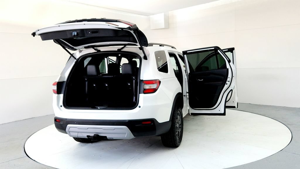 Used 2025 Honda Pilot TrailSport image 11