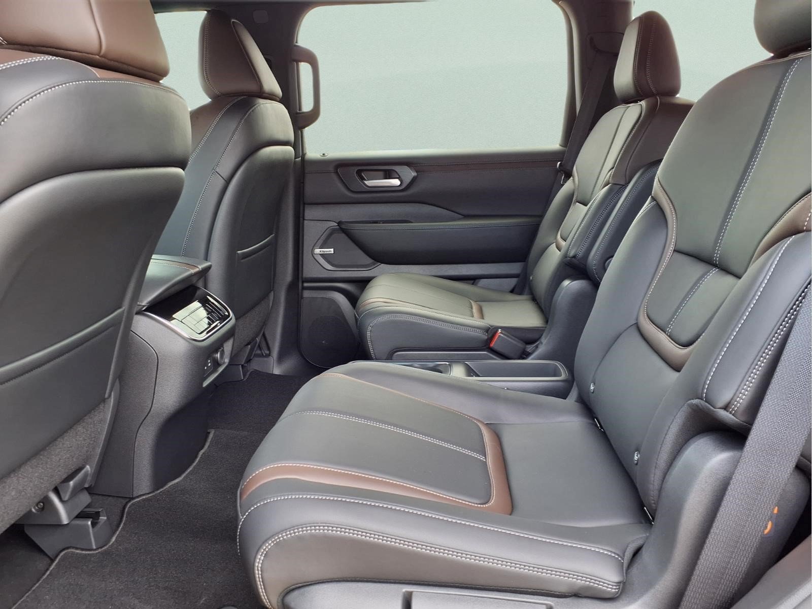 New 2026 Nissan Armada SL w/ Captain's Chari Seat Package AWD/4WD image 11