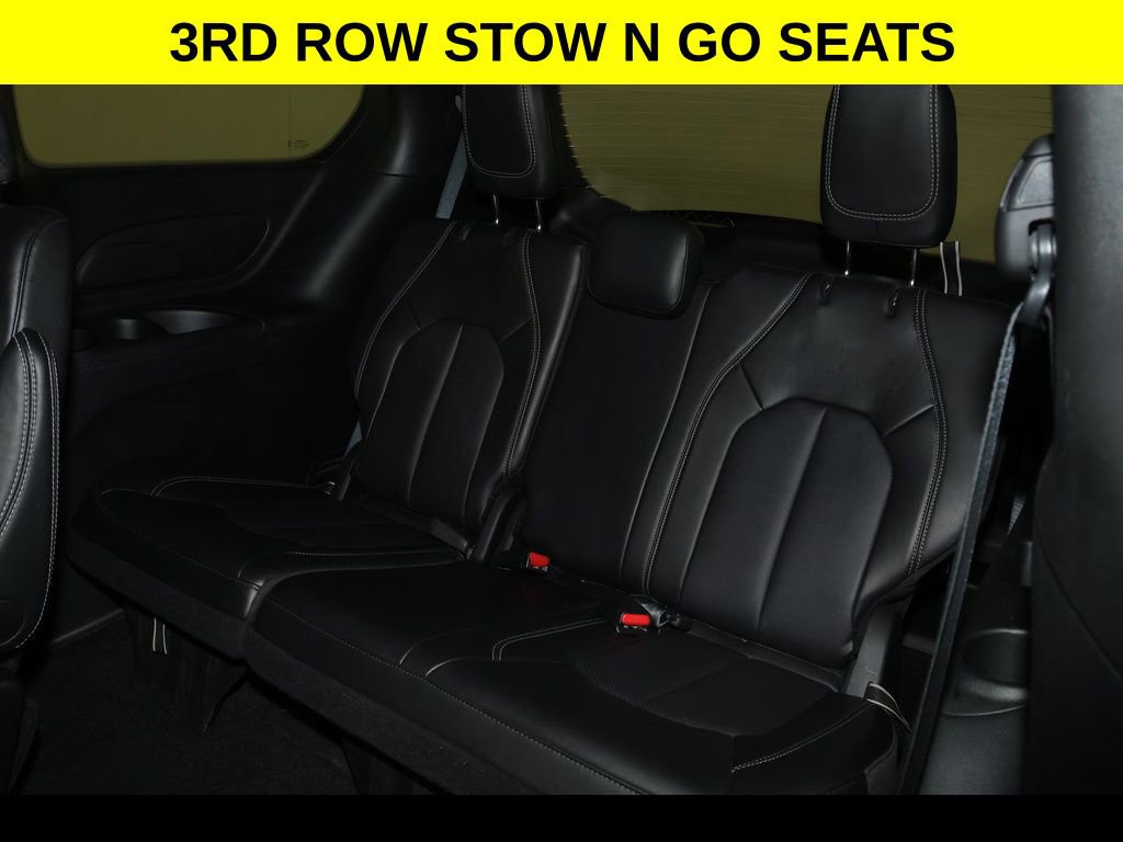 Used 2025 Chrysler Pacifica Select image 11