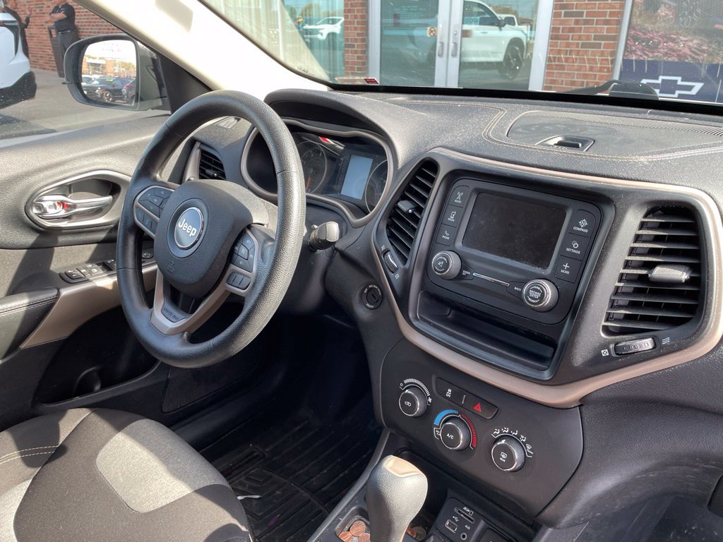 Used 2017 Jeep Cherokee Sport FWD image 13