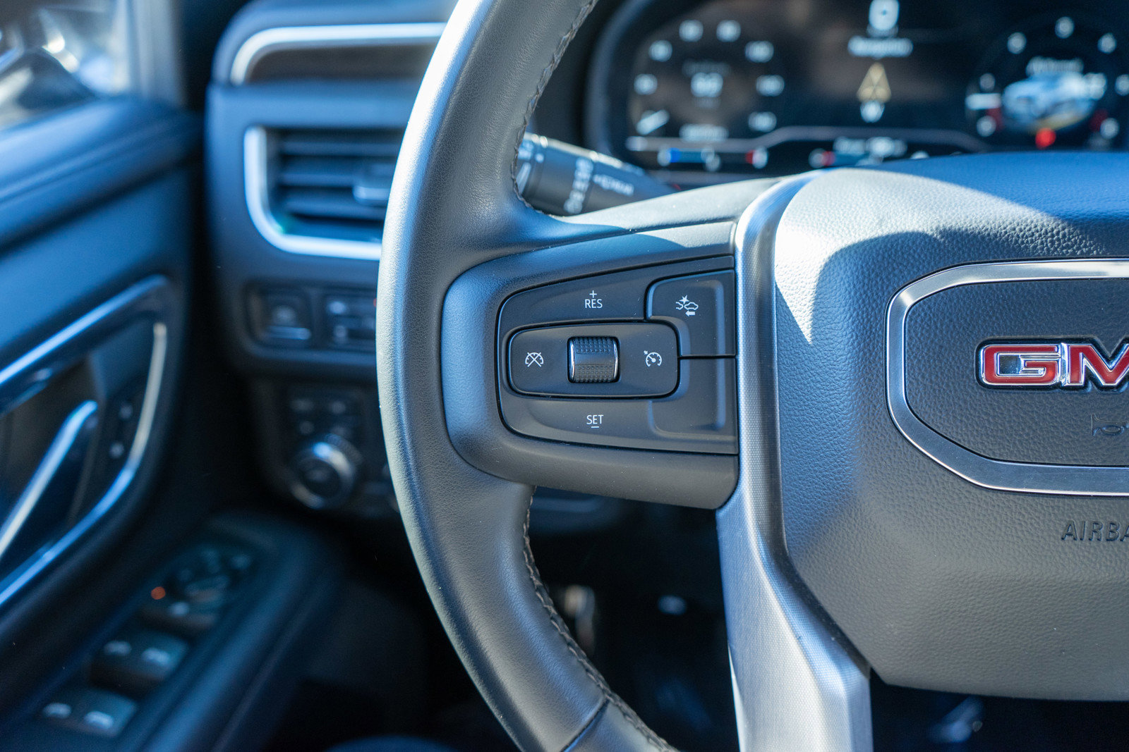 Used 2023 GMC Yukon SLE image 22