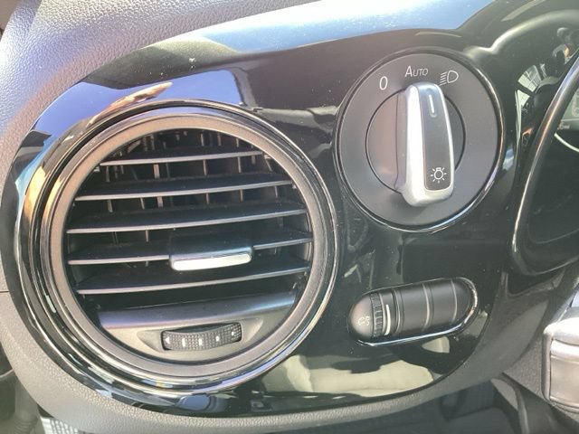 Used 2016 Volkswagen Beetle 1.8T S FWD image 12