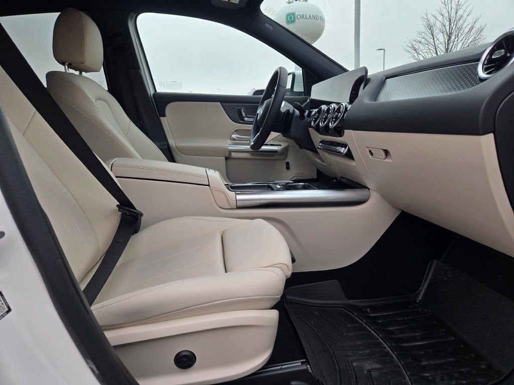 Used 2025 Mercedes-Benz GLA 250 4MATIC image 35