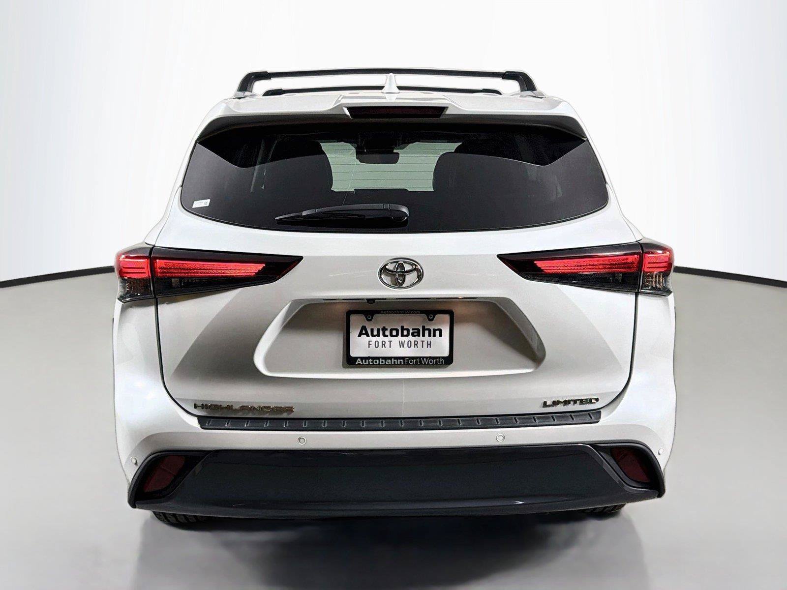 Used 2024 Toyota Highlander Limited FWD image 6