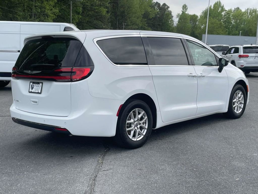Used 2024 Chrysler Pacifica Touring-L image 9