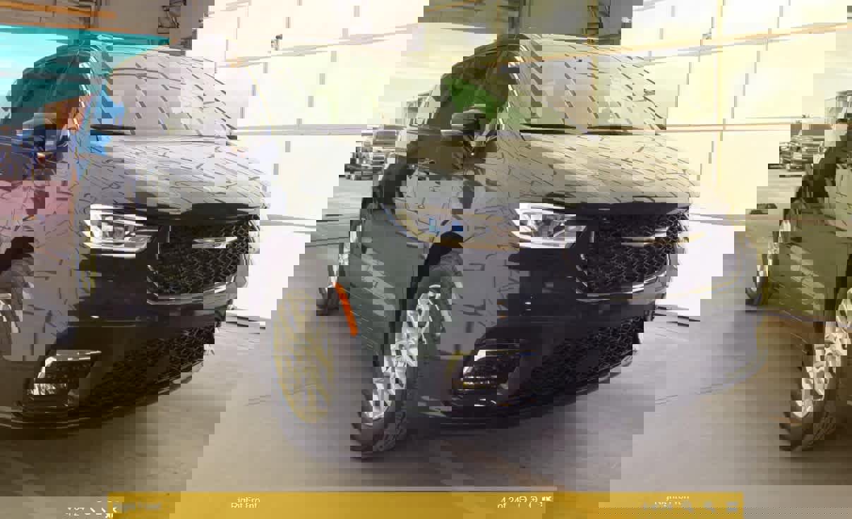 Used 2025 Chrysler Pacifica Select image 5