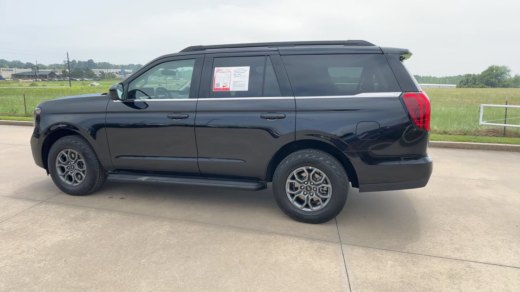 Used 2025 Ford Expedition Active AWD/4WD image 6
