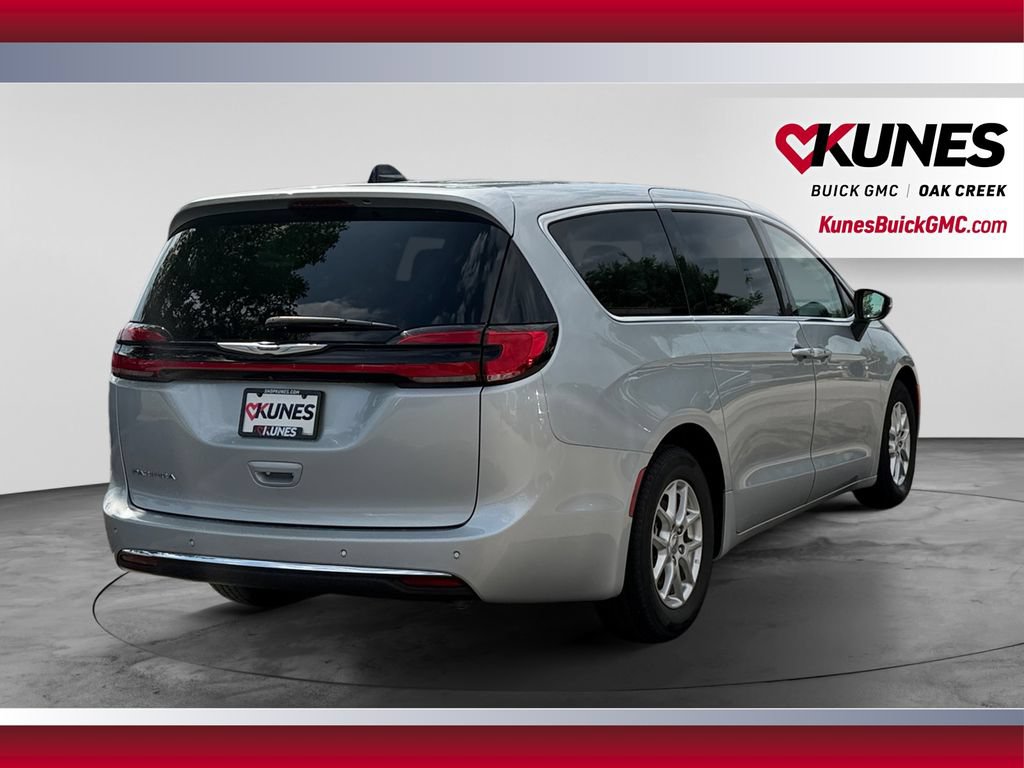 Used 2023 Chrysler Pacifica Touring-L FWD image 10