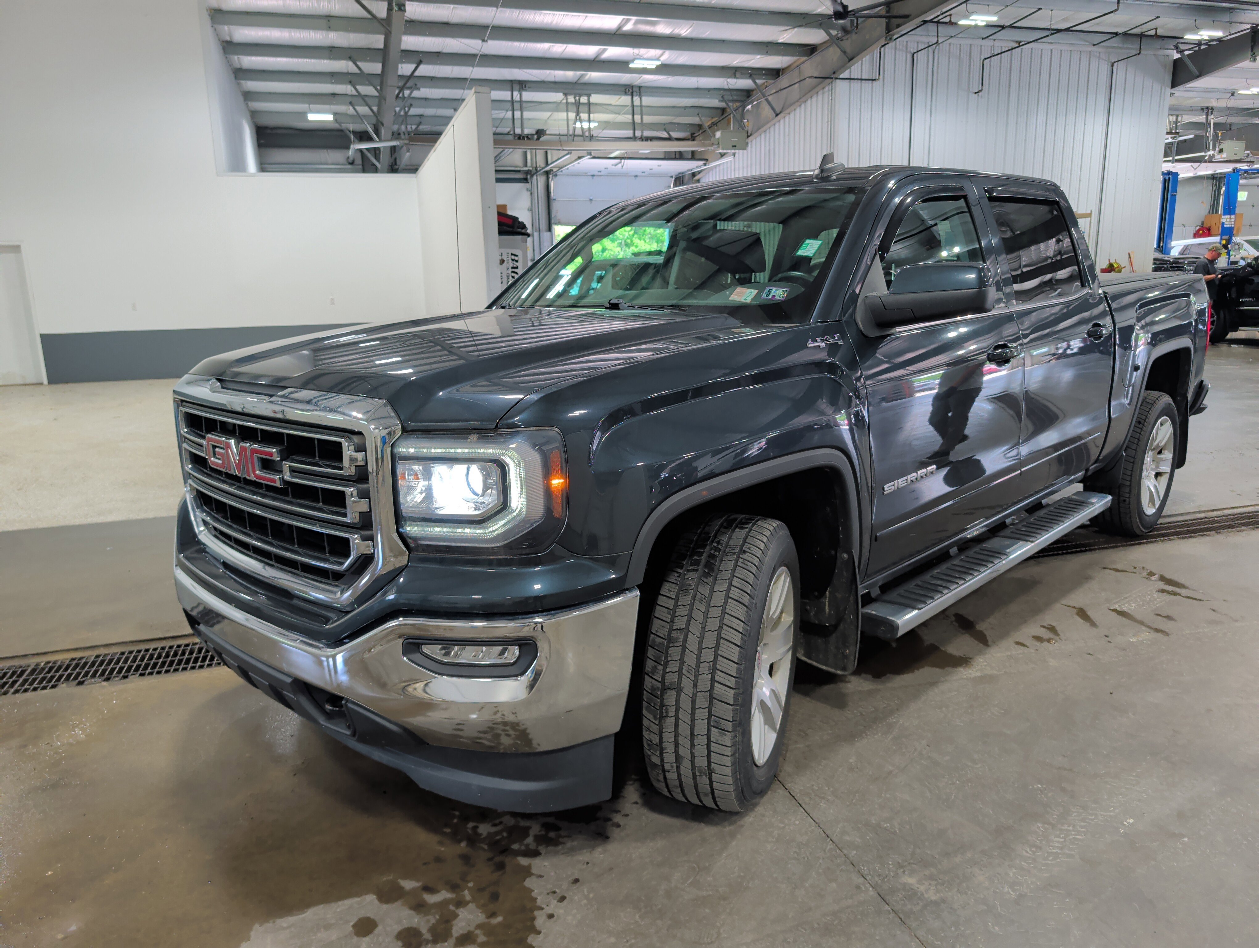 Used 2017 GMC Sierra 1500 SLE w/ SLE Value Package AWD/4WD image 6