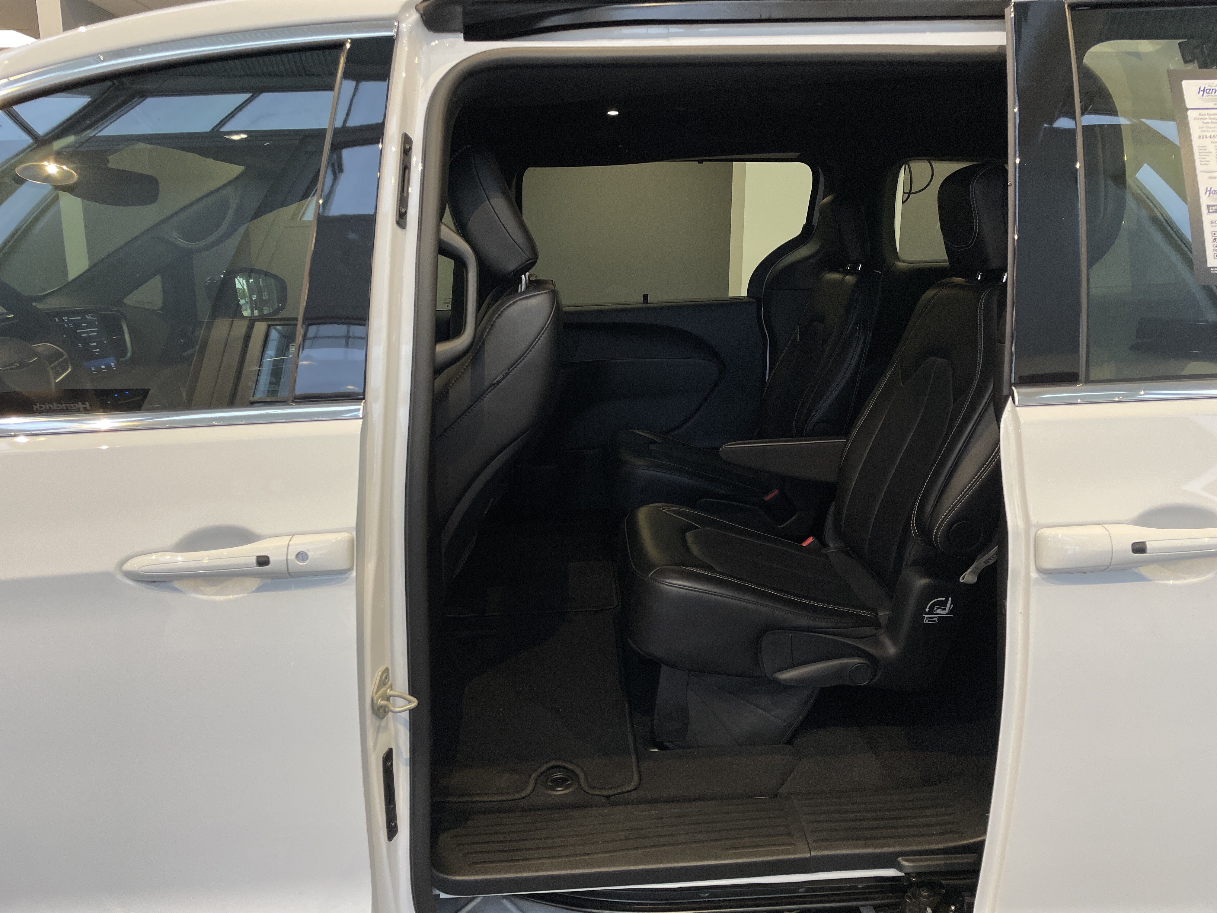 Used 2025 Chrysler Voyager LX FWD image 32