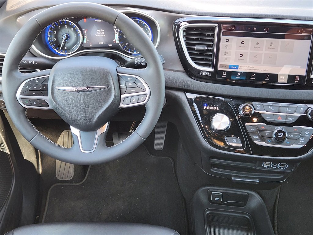 Used 2025 Chrysler Pacifica Select image 60
