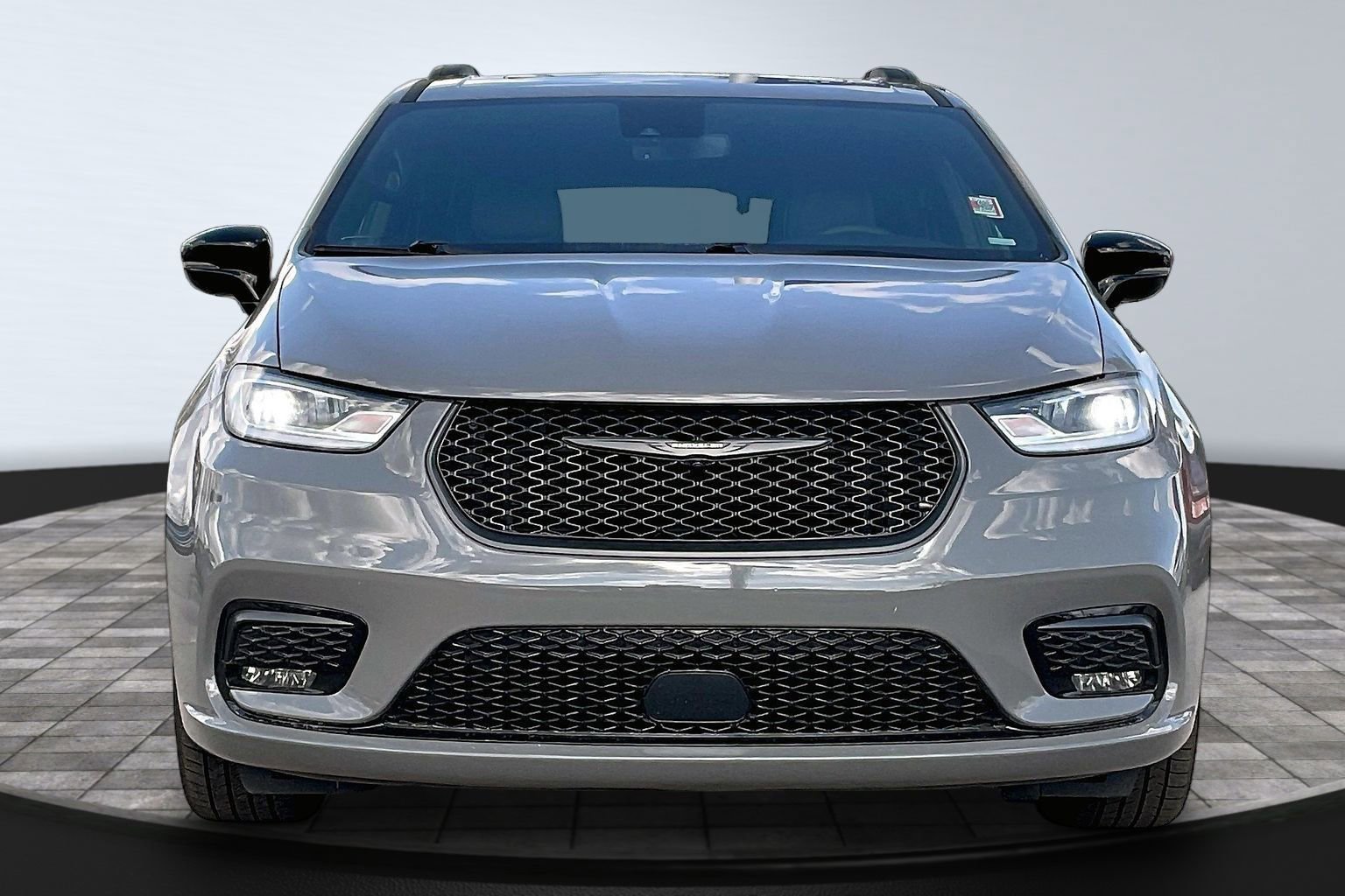 Used 2025 Chrysler Pacifica Limited image 3