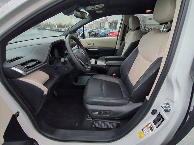 Used 2025 Toyota Sienna Limited image 8