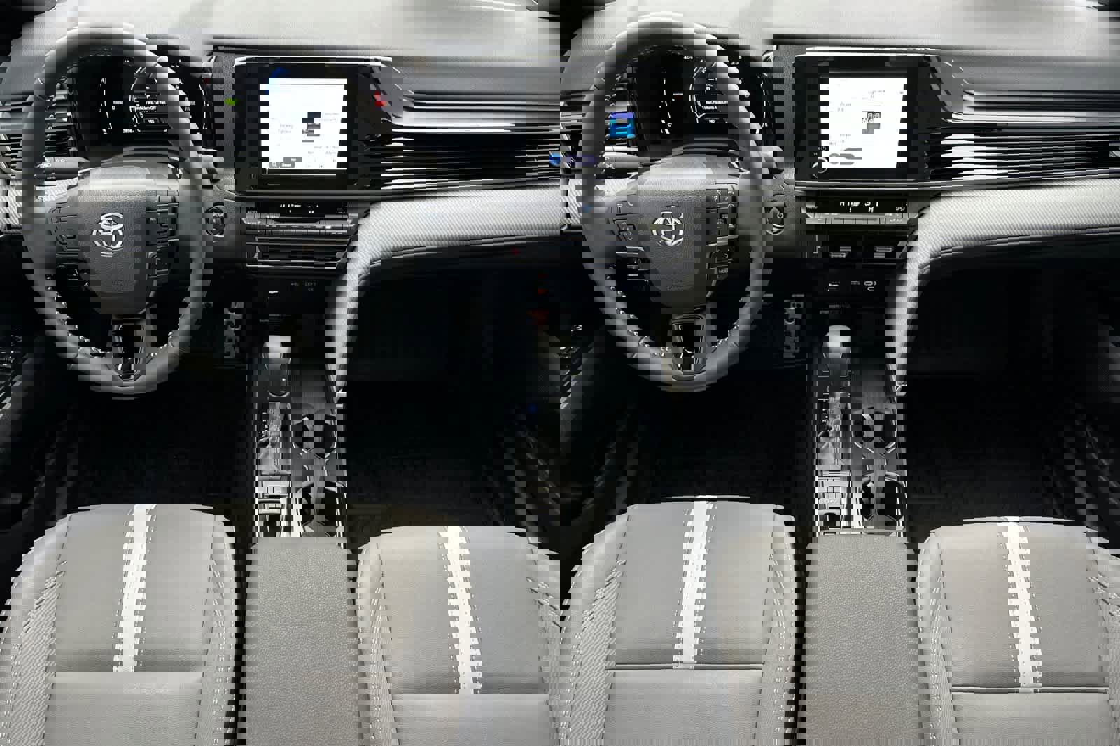 Used 2025 Toyota Camry SE image 3