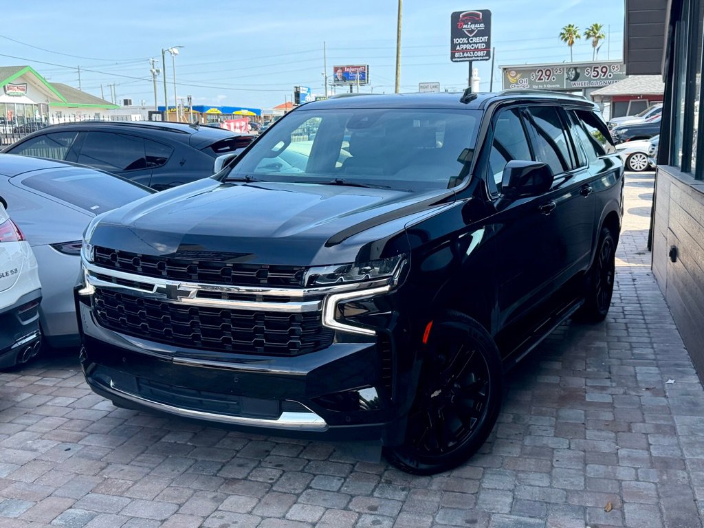 Used 2023 Chevrolet Suburban LS RWD image 1