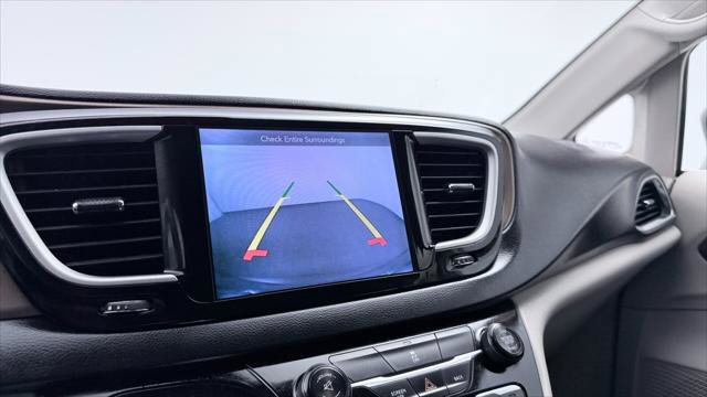 Used 2017 Chrysler Pacifica Touring image 30