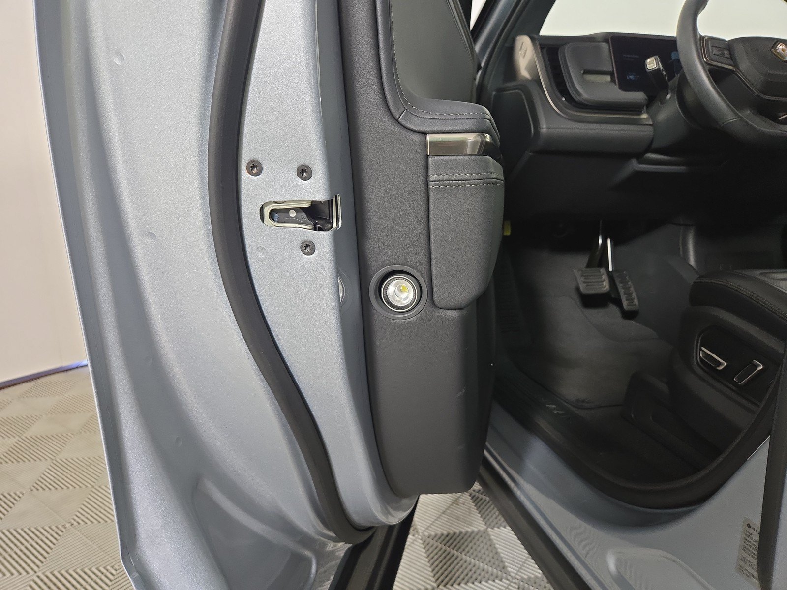 Used 2025 Rivian R1S Adventure AWD/4WD image 32