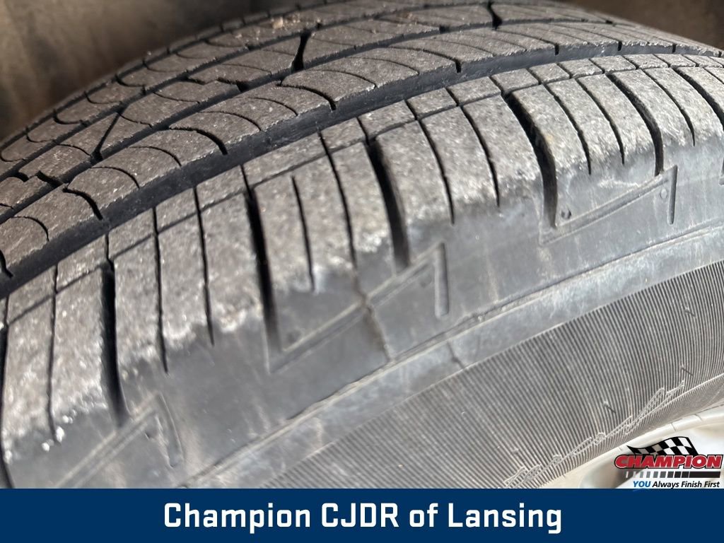 Used 2024 Chrysler Pacifica Touring-L image 11