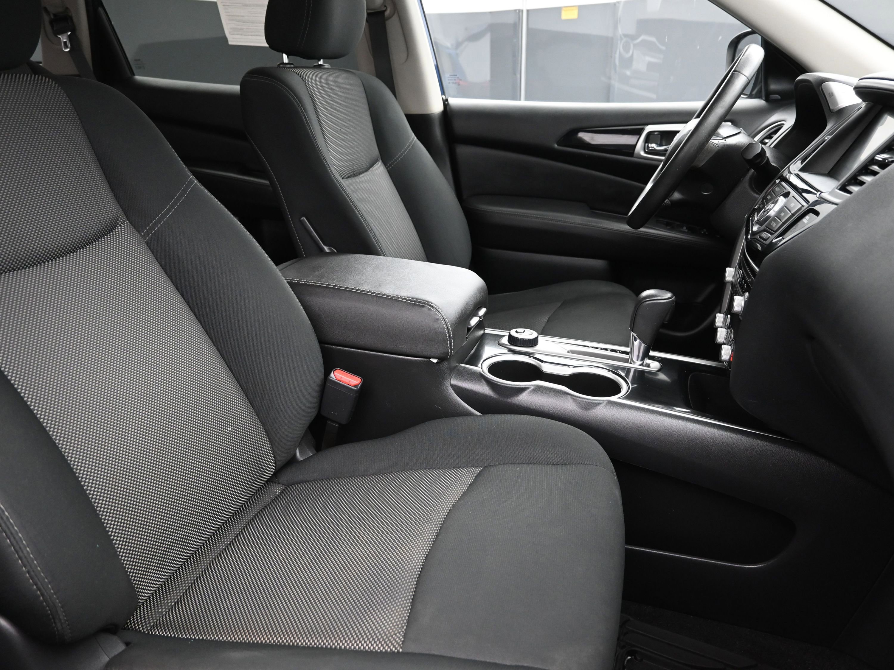 Used 2020 Nissan Pathfinder SV image 30