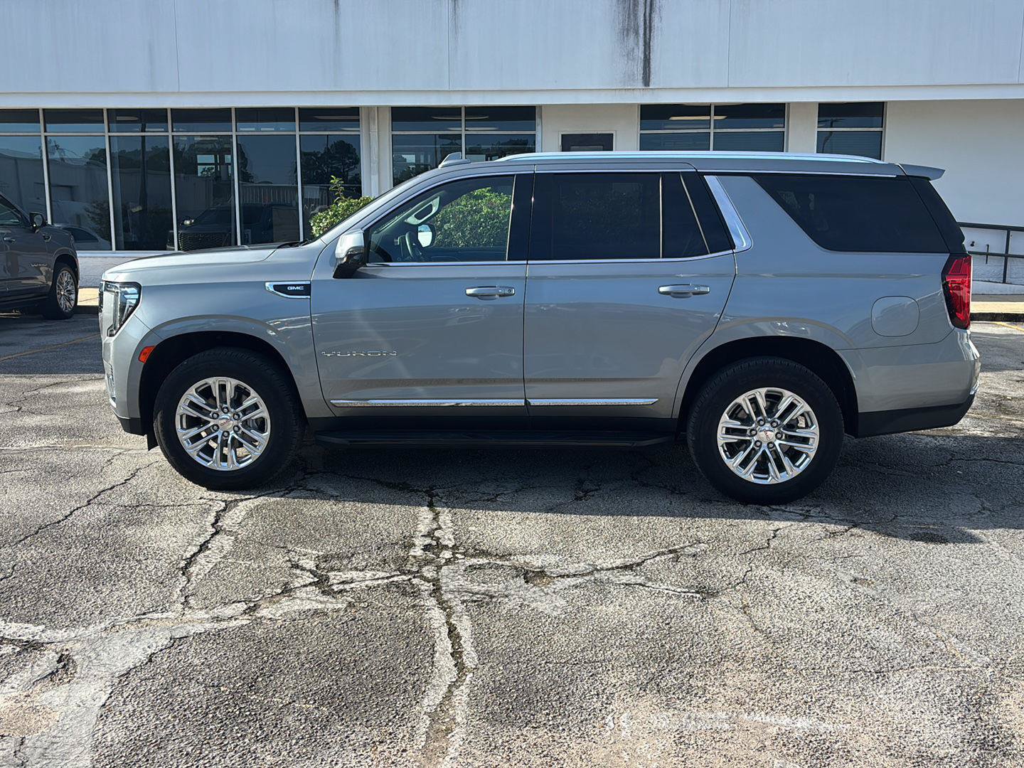 Used 2023 GMC Yukon SLT w/ SLT Premium Package RWD image 4