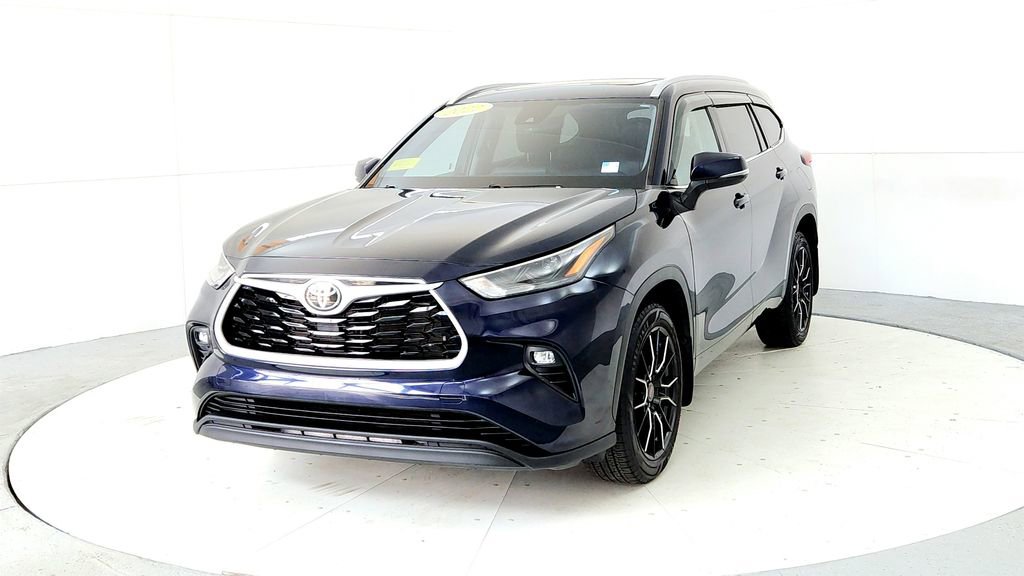 Used 2022 Toyota Highlander XLE AWD/4WD image 2