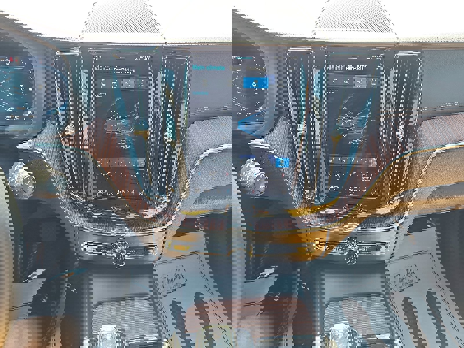 Used 2023 Volvo XC60 B5 Ultimate w/ Protection Package Premier FWD image 21