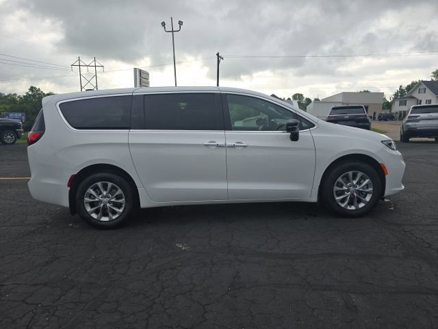 New 2025 Chrysler Pacifica Select w/ Uconnect Theater Family Group image 8