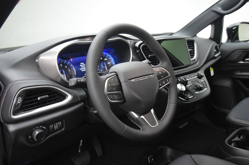 New 2027 Chrysler Pacifica Select FWD image 28