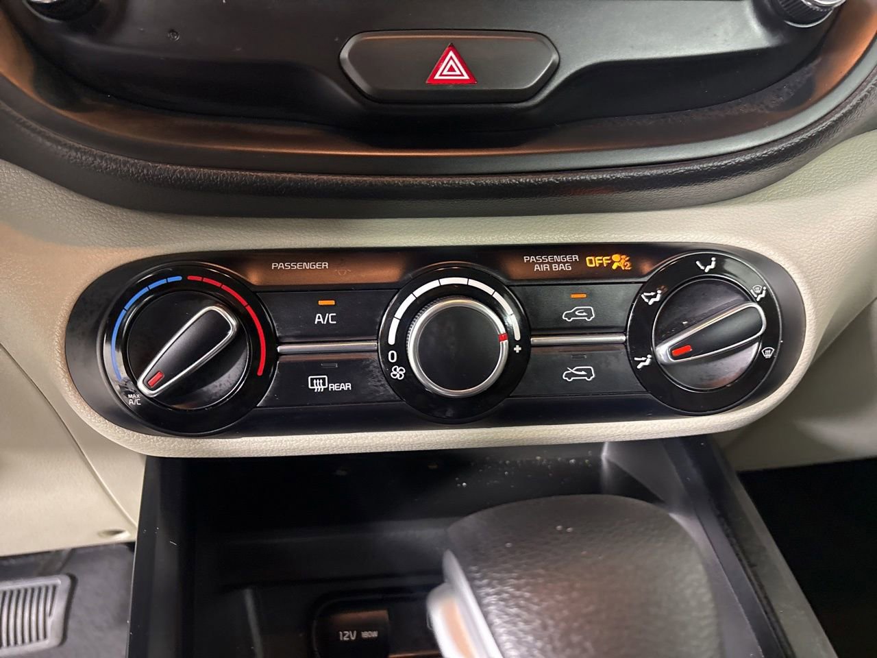 Used 2025 Kia Soul LX w/ LX Technology Package FWD image 16