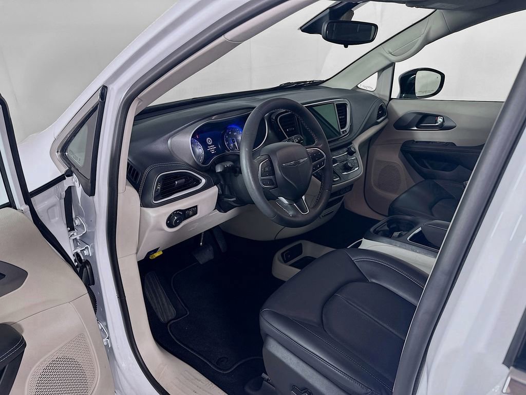Used 2024 Chrysler Pacifica Touring-L AWD/4WD image 29