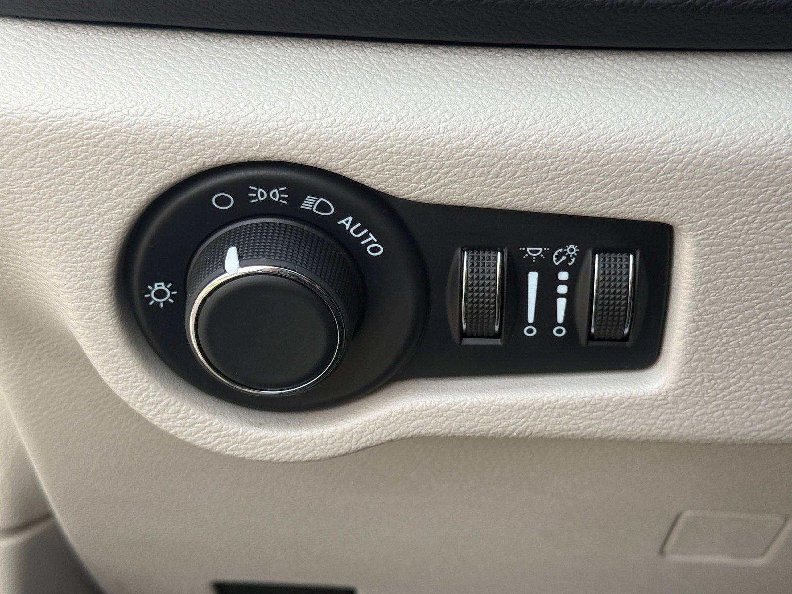 Used 2022 Chrysler Voyager LX image 23