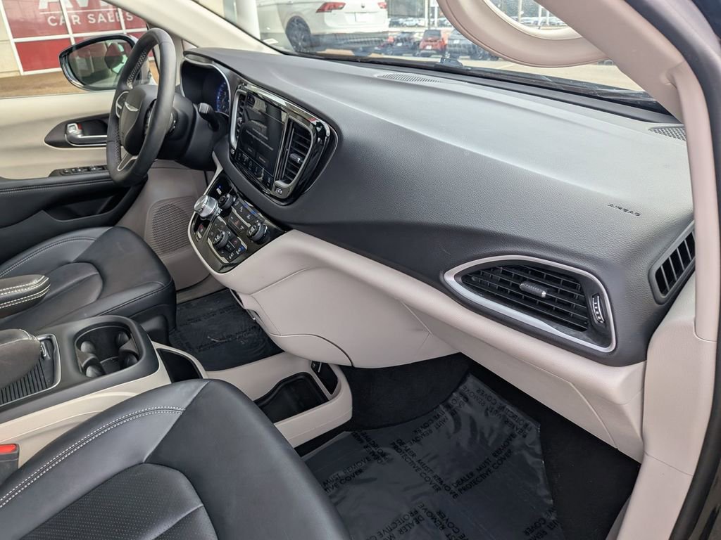 Used 2024 Chrysler Pacifica Touring-L image 28