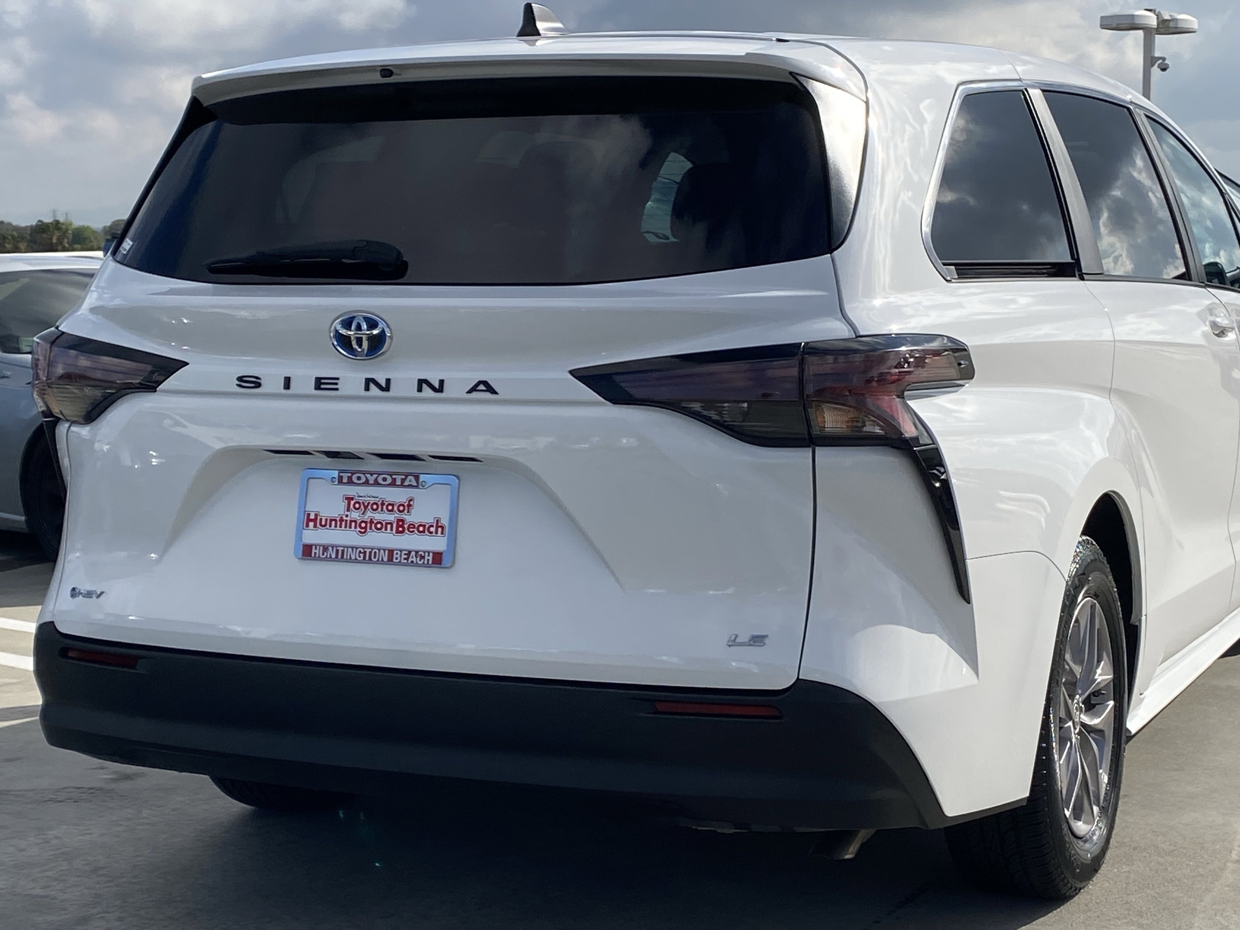 Certified 2025 Toyota Sienna LE FWD image 4