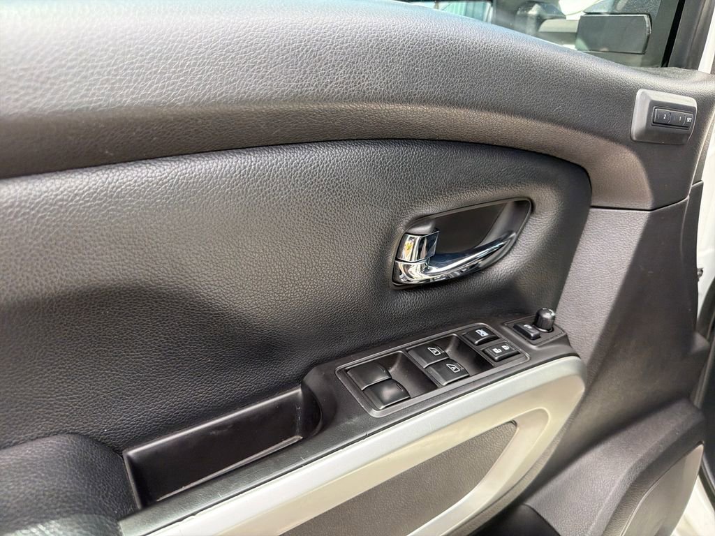 Used 2018 Nissan Titan SL AWD/4WD image 14