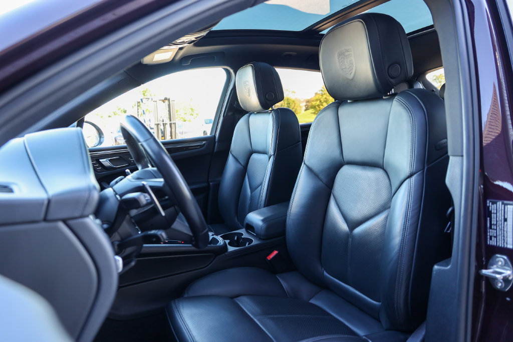 Certified 2023 Porsche Macan Turbo AWD/4WD image 5