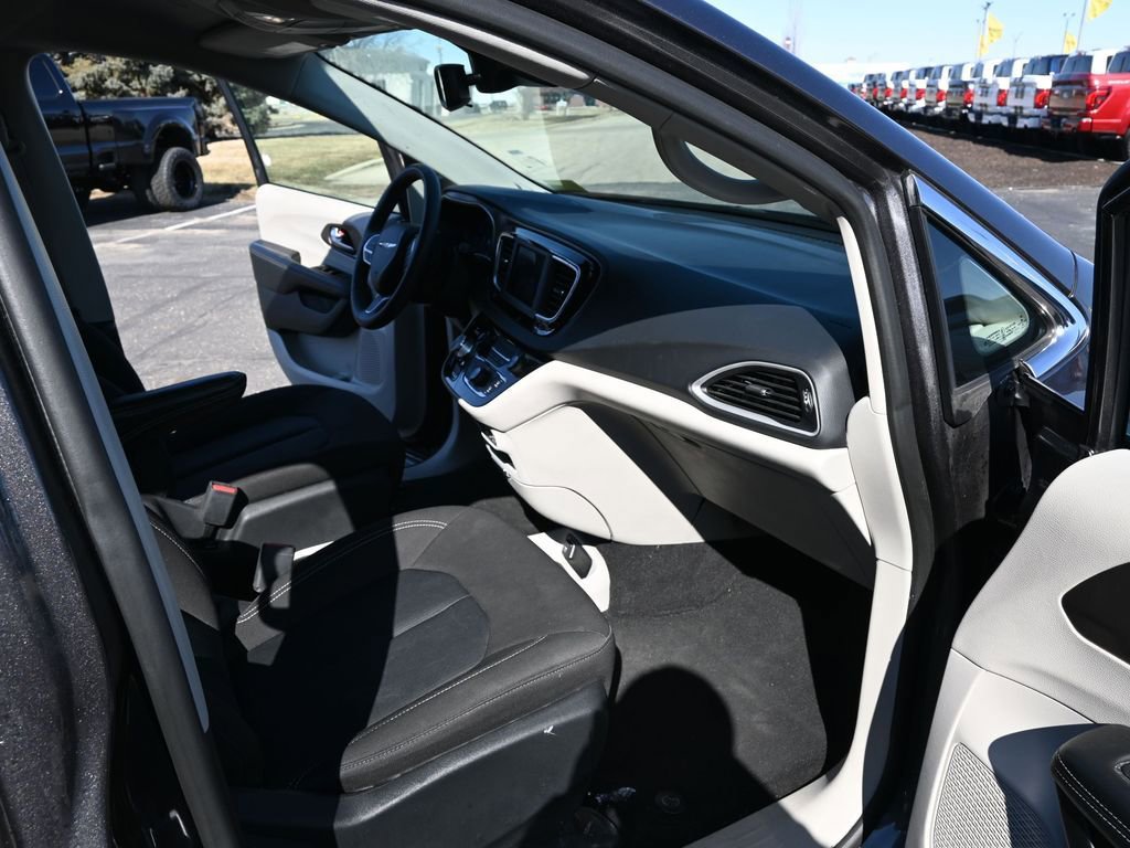 Used 2023 Chrysler Voyager LX image 29