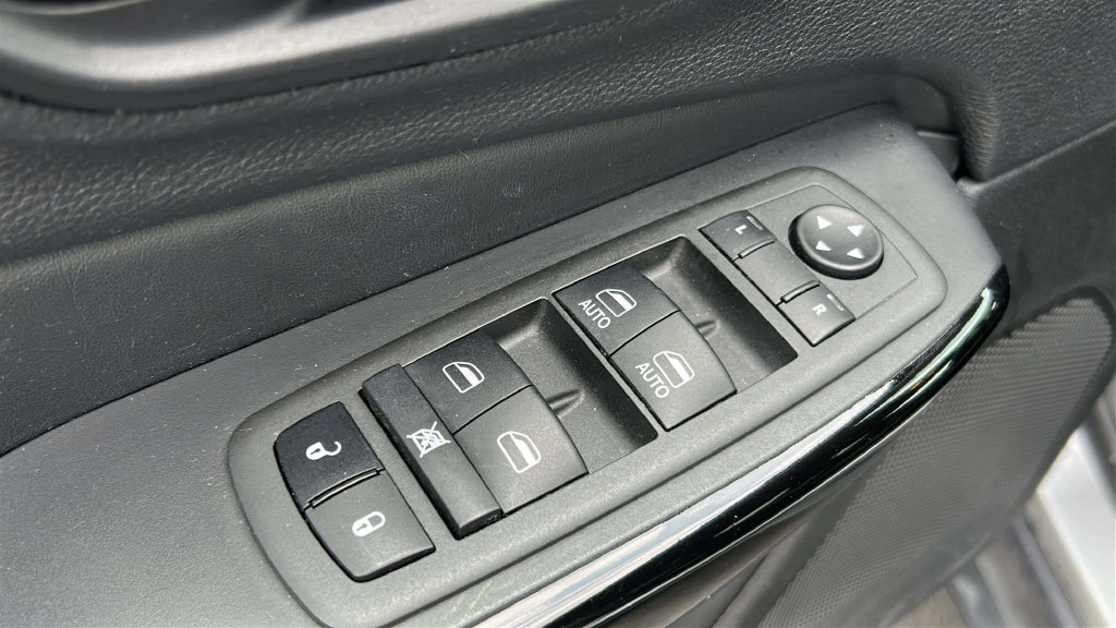 Used 2021 Jeep Cherokee Latitude Plus FWD image 28