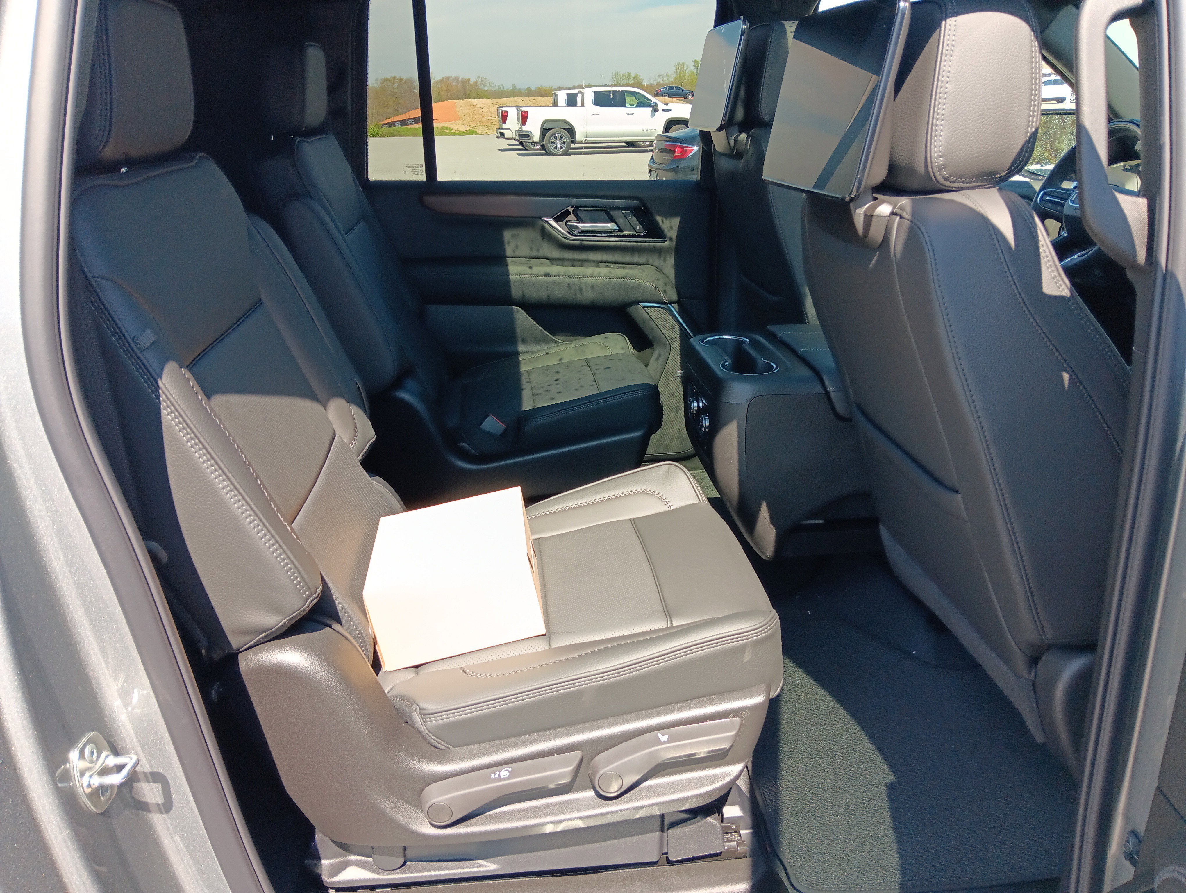 New 2026 GMC Yukon XL Denali w/ Denali Reserve Package image 21