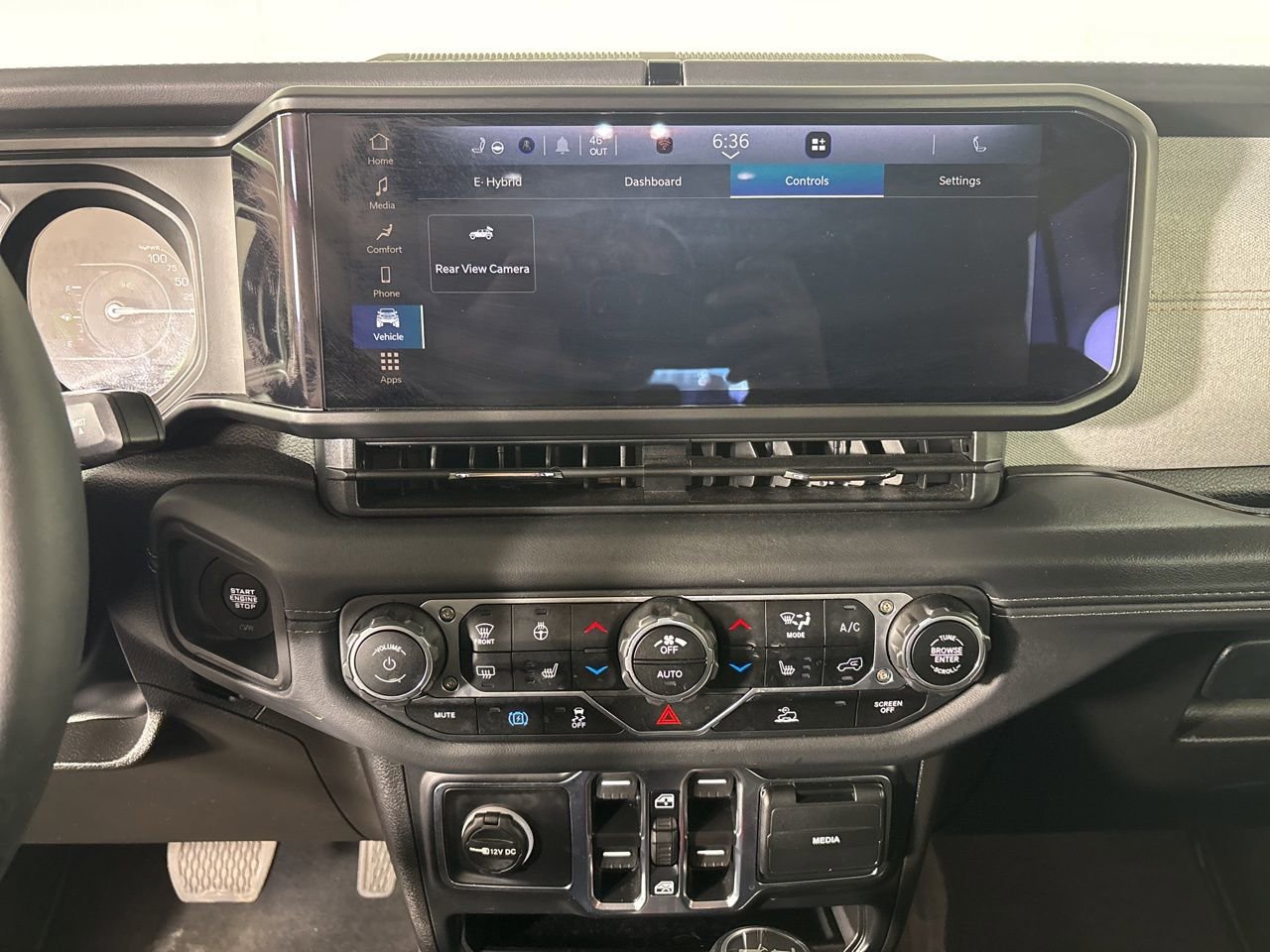 Used 2025 Jeep Wrangler Unlimited Sahara AWD/4WD image 13